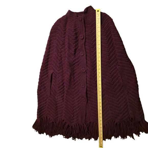 Vintage VTG Hamdmade Crochet Cape Shaw Small Arm Holes Button Up Purple Fringe - Picture 4 of 5